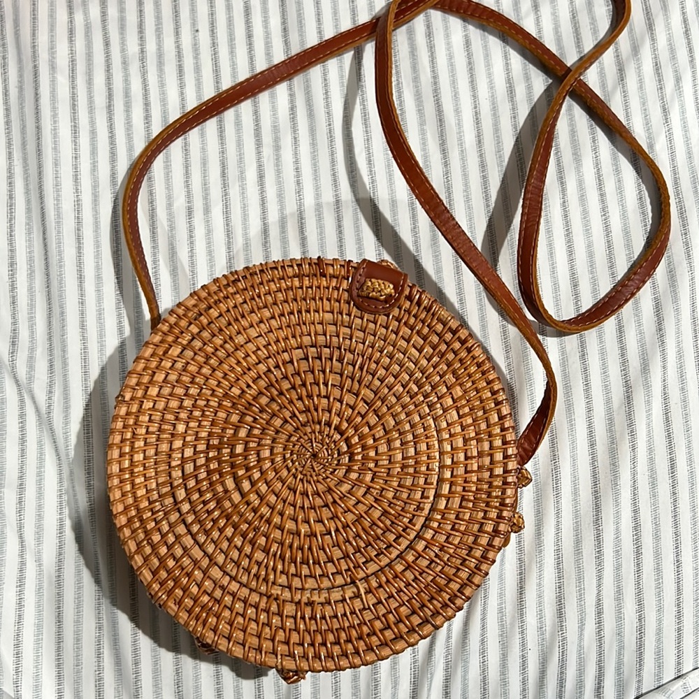 Round Woden purse